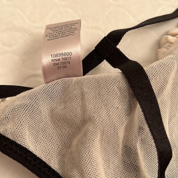 Victoria’s Secret light pink and black nylon lace v-string - Picture 10 of 12